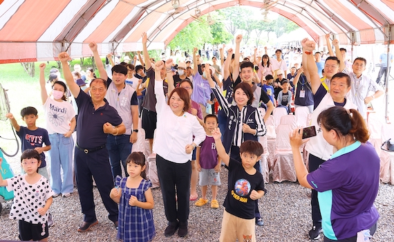 放下手機走出戶外 黃敏惠市長邀大小朋友發射愛的親水彈