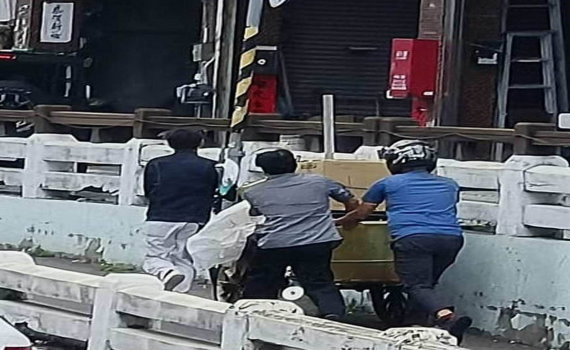 「愛」無處不在  資收老翁困在地下道三劍客挺身而出　網友讚翻