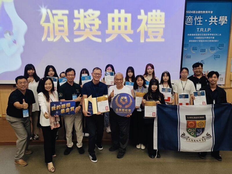 圖文:前排左三慧治基金會廖群董事長、左四大明高中黃副校長、圖中慧治教育協會黃文欽理事長與大明金質師生團隊合影。
