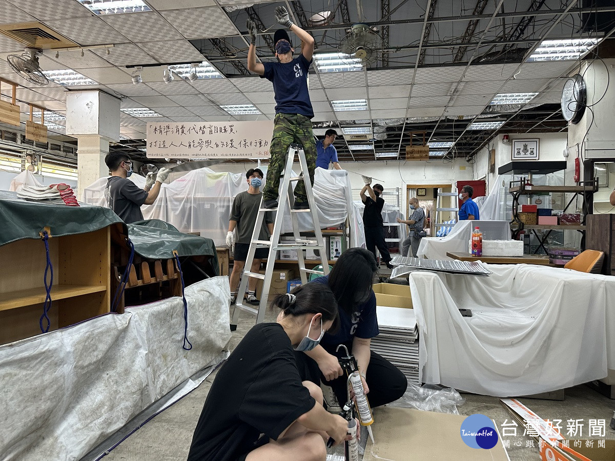 中原師生在酷熱天氣下,完成天花板更換及隔熱墊增設工作。