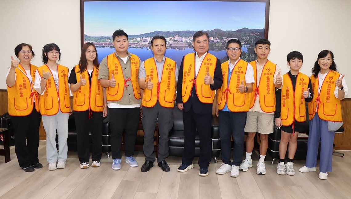 鍾東錦接見表揚榮獲青少年志工菁英獎得主黃歆喬及國際青年志工