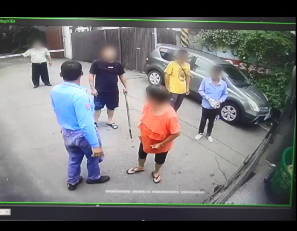 ▲員林市楊姓清潔隊隊員執行收運垃圾勤務時，曹姓民眾認為母親受到辱罵，竟持棒球棍、鐵椅等物品衝上回收車，毆打楊姓清潔隊員。（民眾提供）