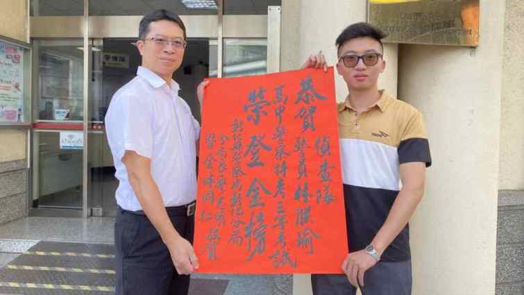 ▲彰化警分局分局長廖志明今天親自在大門口張貼錄取紅榜公告，慶賀林朕瑜員警的優異表現。（彰化分局提供）