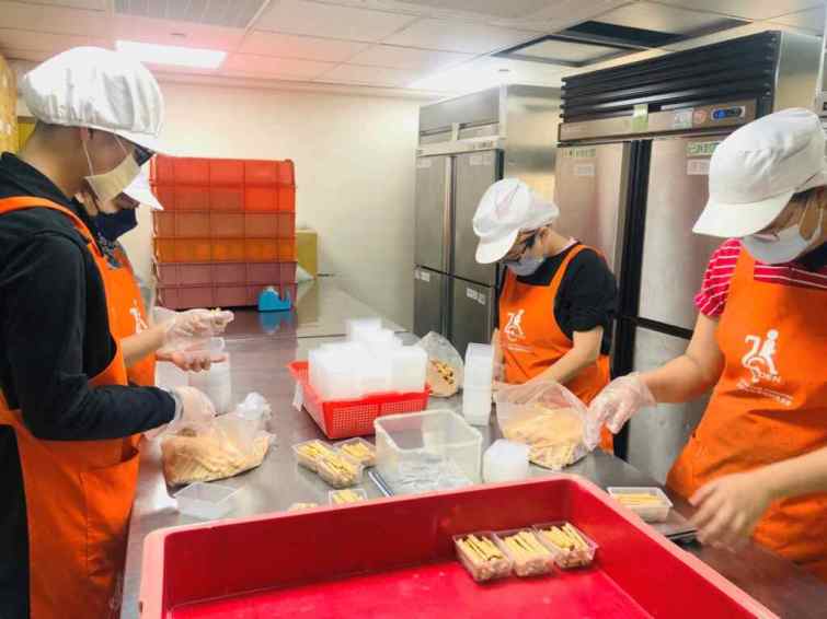 ▲迦南園烘焙庇護工場趕製禮品中。（中彰投分署提供）