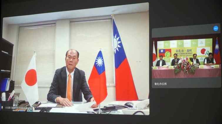 ▲我國外交部駐札幌辦事處處長粘信士，透過線上視訊見證彰市與北海道森町簽定友好交流。（記者林明佑攝）