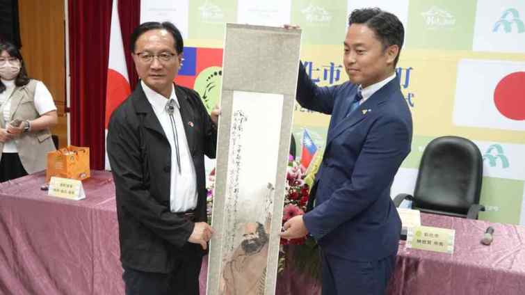 ▲彰化市長林世賢致贈北海道森町町長岡嶋康輔禮品。（記者林明佑攝）