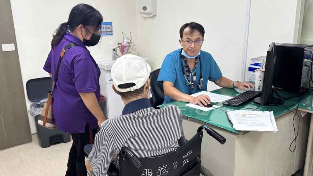 ▲中彰榮家每年都會定期辦理胸部X光檢查活動,榮家進一步協調彰化秀傳醫院複檢,特安排日專車至本家接送住民前往,並由護理師及照服員隨同至醫院協助進行複檢評估及診斷服務。(記者林明佑翻攝)