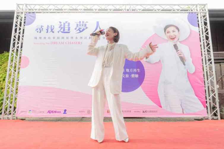 ▲金鐘歌后朱海君演唱鳳飛飛組曲。（桃園市政府提供）