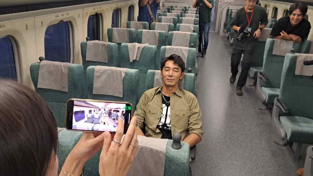 ▲李李仁實測仿高鐵座椅舒適度。(楊小雯拍攝)