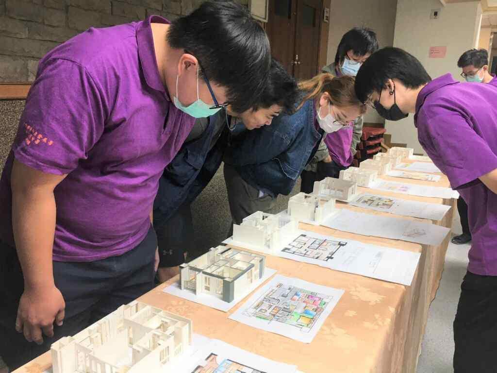▲學員們分享各自製作的室內設計模型。(記者林明佑翻攝)