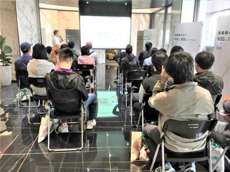 ▲學員前往建材公司參訪，認真聆聽各種建材的運用。（記者林明佑翻攝）
