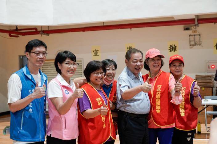 _DSC7090_0官網-新竹縣副縣長陳見賢(右三)、新竹縣議員蔡志環(左二)、竹縣環保局長蕭宏杰(左一)與志義工們合影。-1