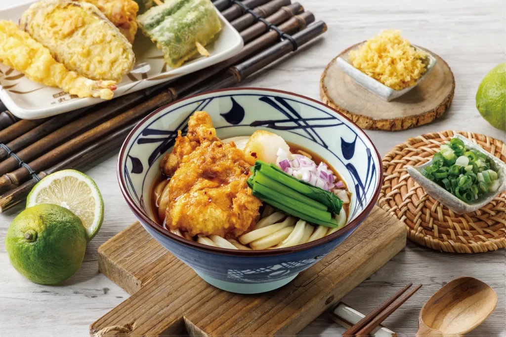 丸亀製麵再推涼感季節新品「南蠻炸雞烏龍麵」，先以香脆的炸雞挑逗味蕾，再淋上南蠻醬汁，瞬間激發鹹甜酸的絕妙滋味