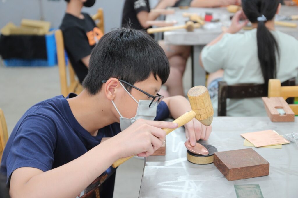 新北市瑞芳高工邀請工藝師廖偉淇,以「金光乍現-金工巧藝當代首飾設計及餐具設計製作」為主題,入校教學。(圖/工藝中心提供)