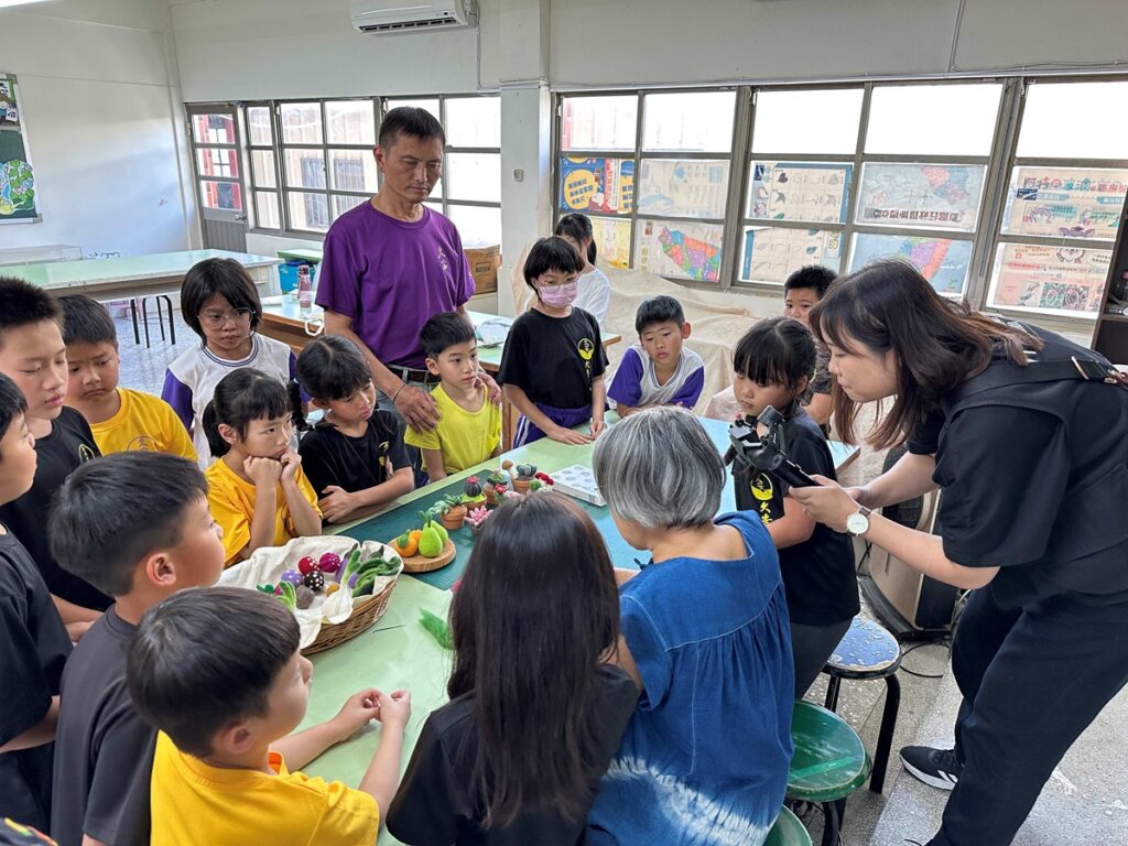 雲林縣久安國小學童學習羊毛針氈技法。(圖/工藝中心提供)