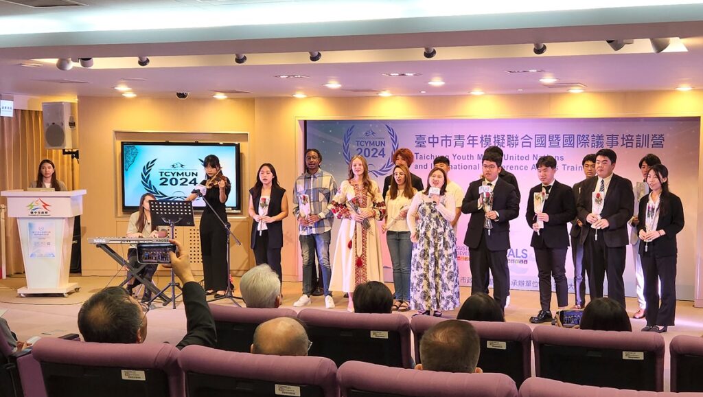 第四屆「臺中市青年模擬聯合國暨國際議事培訓營」報名開跑！宣傳記者會由東海大學國際生精采演出開場。（圖/陳惠玲攝影）