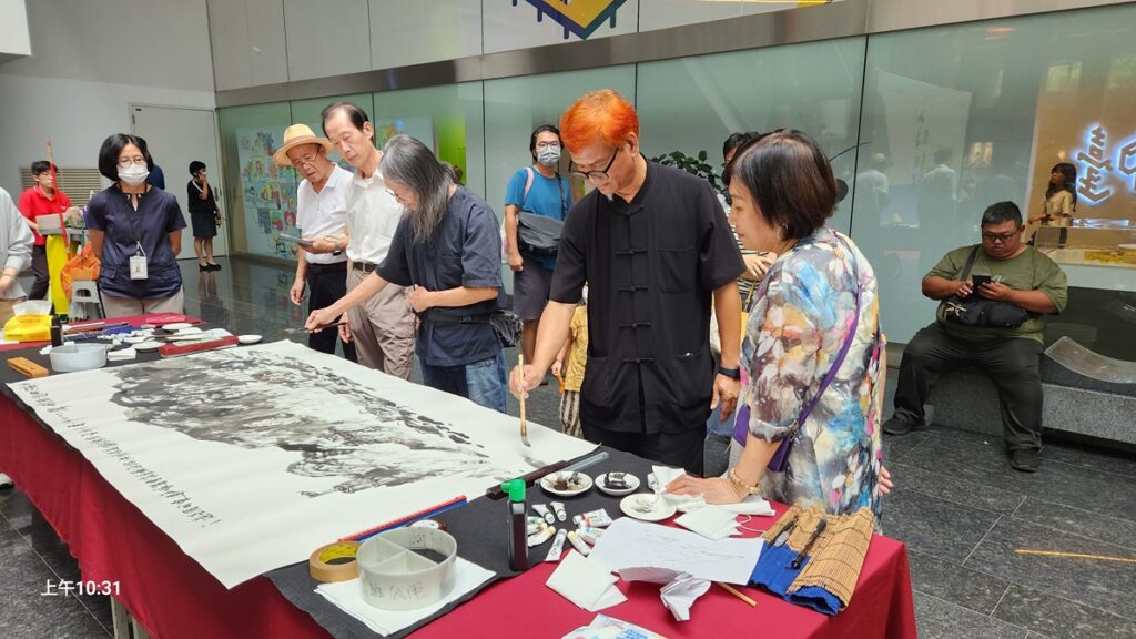 臺灣藝術家莊連東、澎湖藝術家洪根深、金門藝術家蘇益家及馬祖藝術家曹賽娥,現場合力進行「山海相連」水墨創作。(圖/陳惠玲攝影)