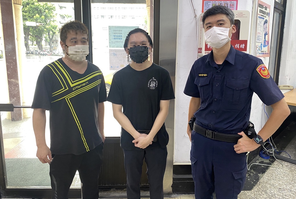 ▲圖說：餐廳老闆娘陪同印度外籍生至派出所報案，順利找回遺落UBER上的物品 （圖／台中市政府 提供）