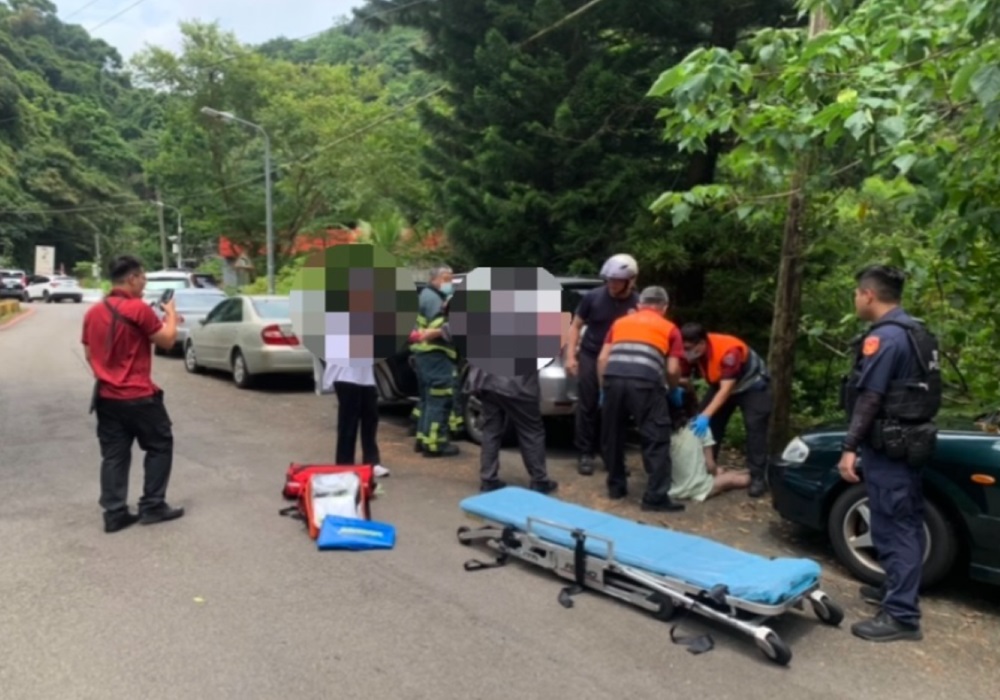 婦人情緒低落燒炭輕生 內湖警鬼門關前搶救 208 248240819a01