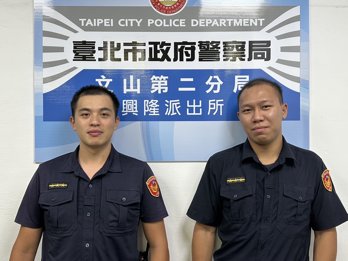 興隆所警員蔡宗(左)、警員柯偉財(右)。(記者 張艷君翻攝)