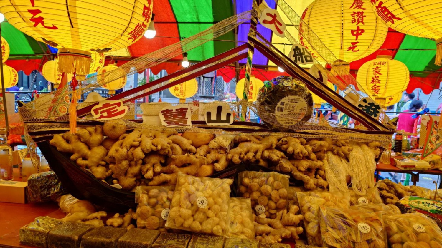 大庄浩天宮中元普度供桌超過二千桌,場面十分盛大,現場還出現罕見「薑山鹽山」,相當具有復古傳承與創意。