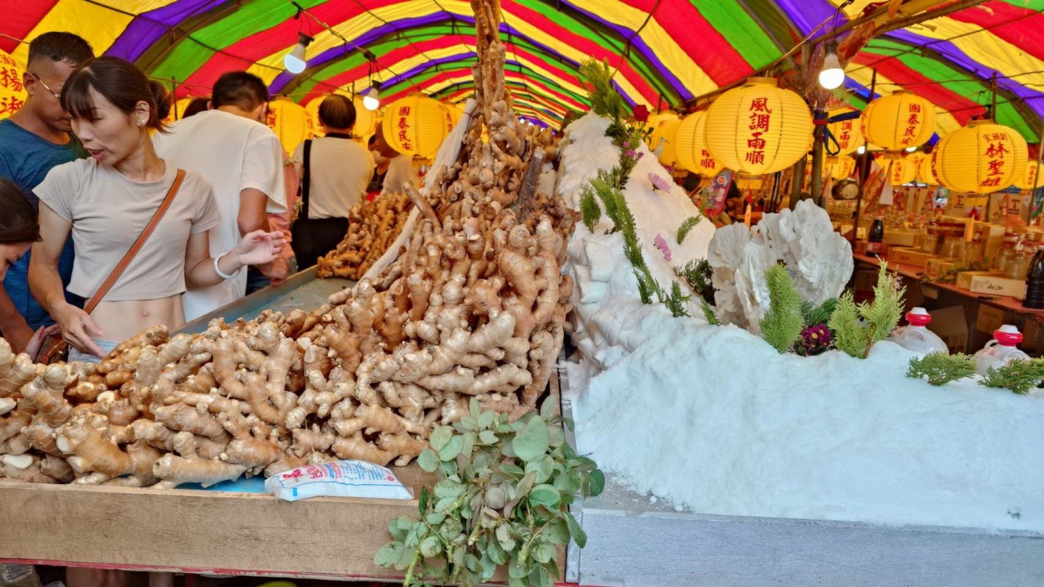 大庄浩天宮中元普度供桌超過二千桌,場面十分盛大。