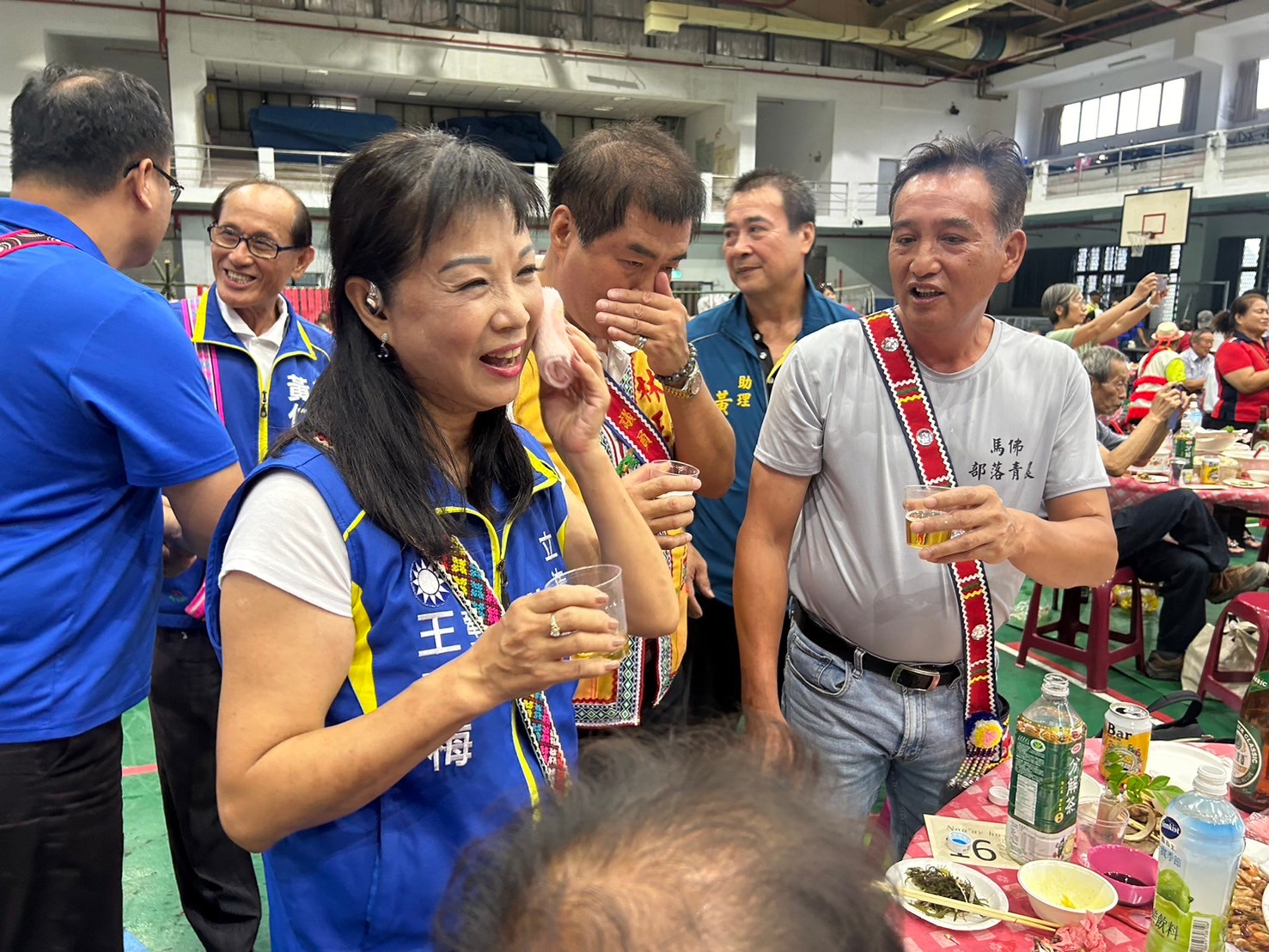 王春梅率黃仁服務團隊向部落頭目、耆老問候,閒話家常,展現高度親和力。(包克明翻攝)