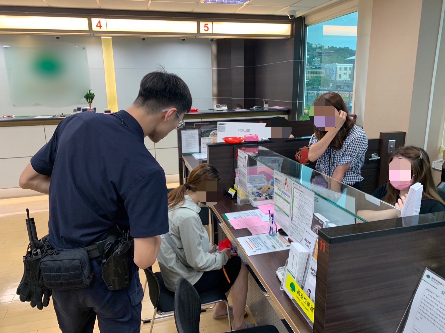 警銀聯手攔阻詐騙。（記者薛秀蓮翻攝)