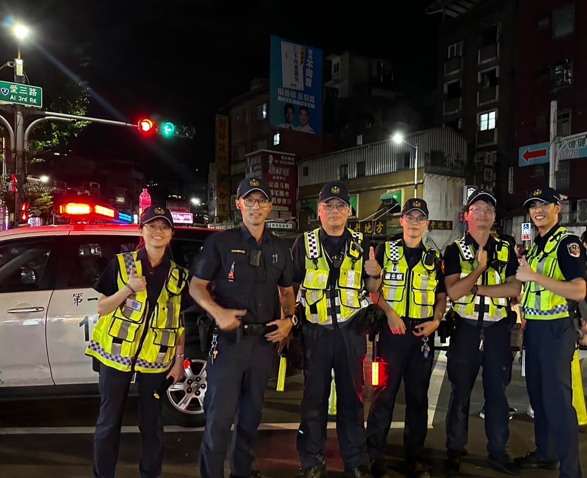 第一分局南榮路派出所所長王冠竣、巡佐游輝雄、警員劉汶樺、魏簡彣、實習生賴宥誠、王慧君。(記者薛秀蓮翻攝)