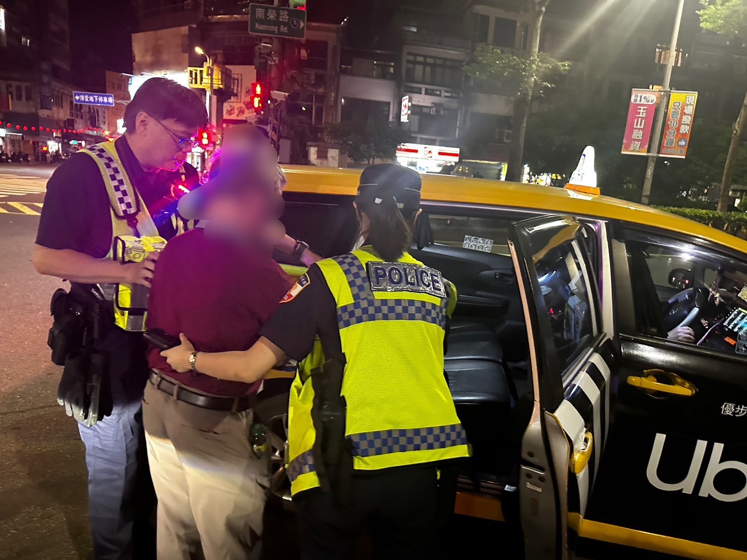 警方協助老翁攔計程車。(記者薛秀蓮翻攝)