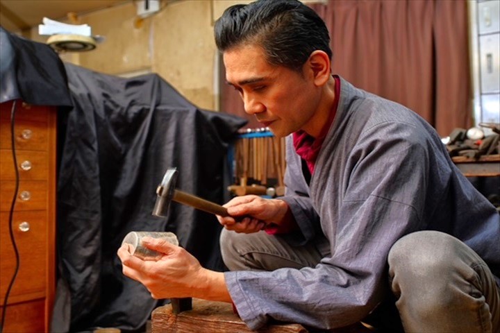東京銀器使用特殊的錘子來雕刻圖案等,加工技術也在不斷進步。 圖:©TCVB/提供