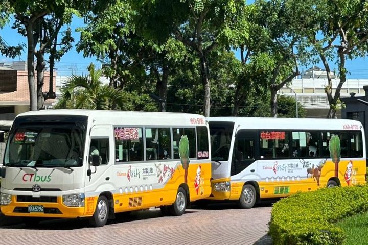 台灣好行「889 大雪山線」打造白天及黑夜大雪山生態的2部主題車輛-內外都精彩。 圖:臺中市政府觀光旅遊局/提供