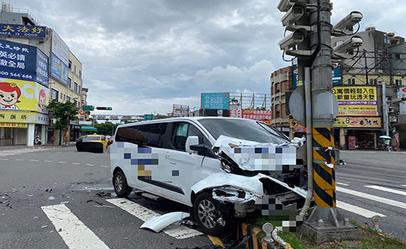 宜市中山路三段與舊城南路口連環車禍 3傷者送醫