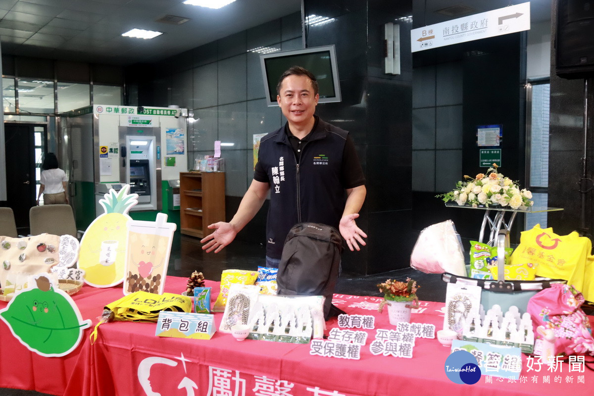 陳翰立鄉長歡迎大家參與並捐款獲回饋禮。(記者扶小萍攝)