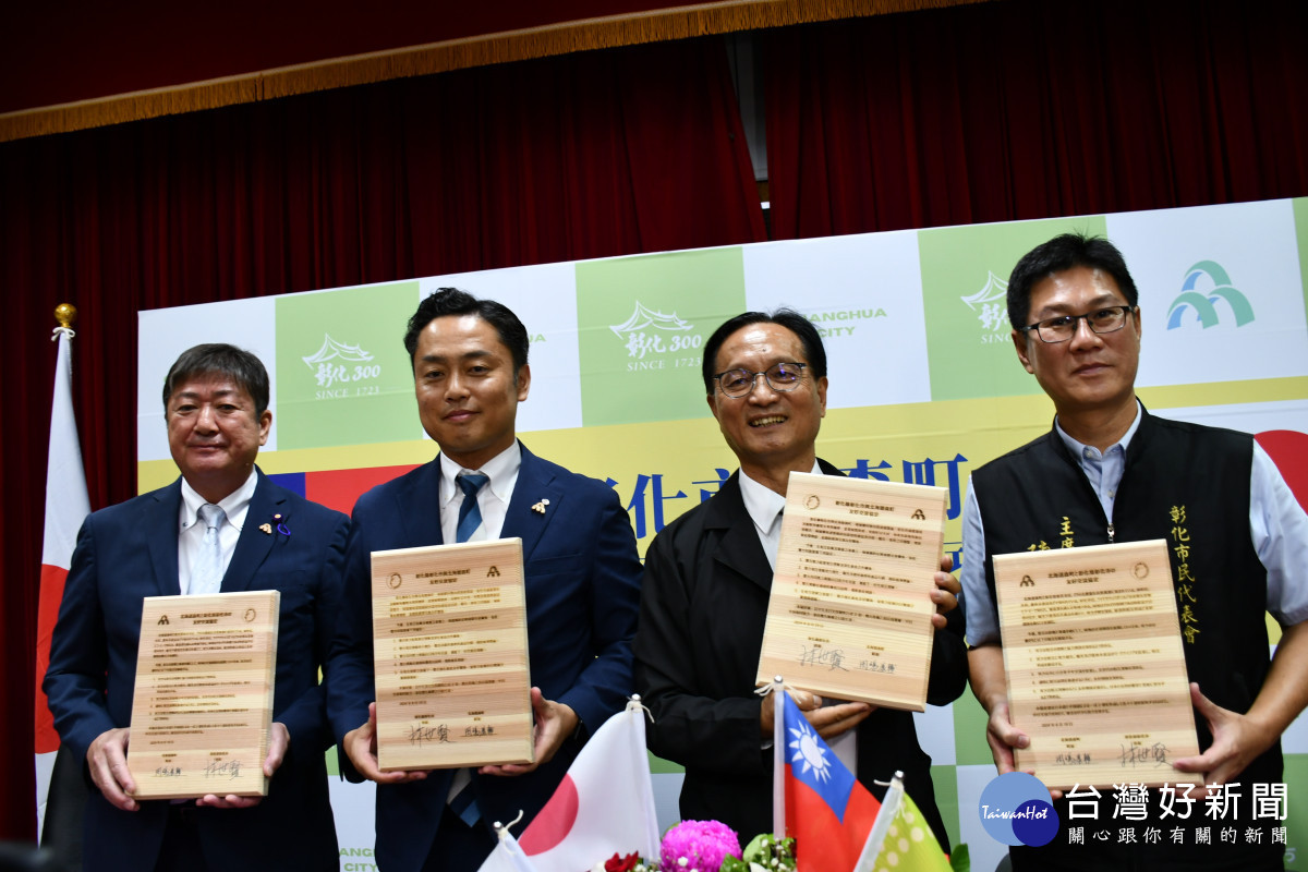 林世賢市長(右2)頭北海道森町町長岡嶋康輔(左2)展示完成簽署的兩地友好交流協定書。