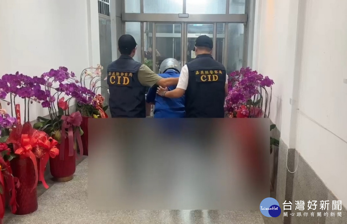警方逮捕涉案老翁帶返分局偵訊，全案依殺人、槍砲罪嫌報請嘉義地檢署指揮偵辦/陳致愷翻攝