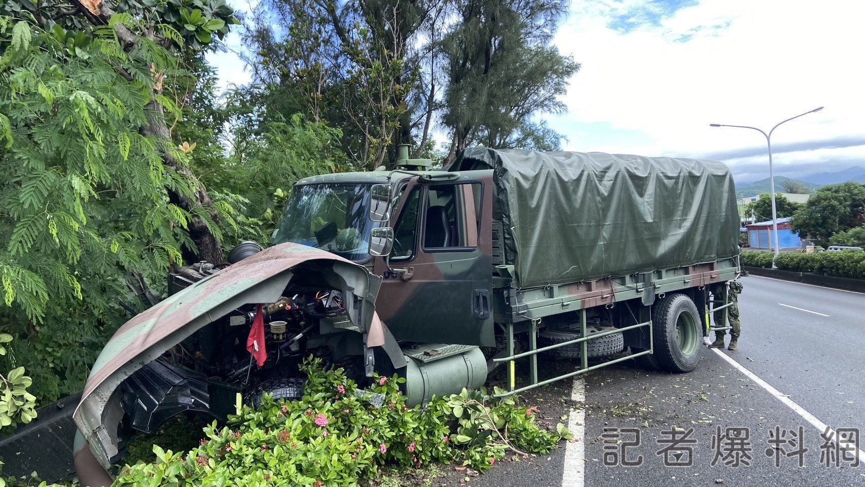 ▲陸軍八軍團43砲指部一輛中型戰術輪車今(20)日上午南下前往恆春執行重砲任務途中,在楓港路段不明原因發生車禍,共有7人送醫。(圖/民眾提供,下同)