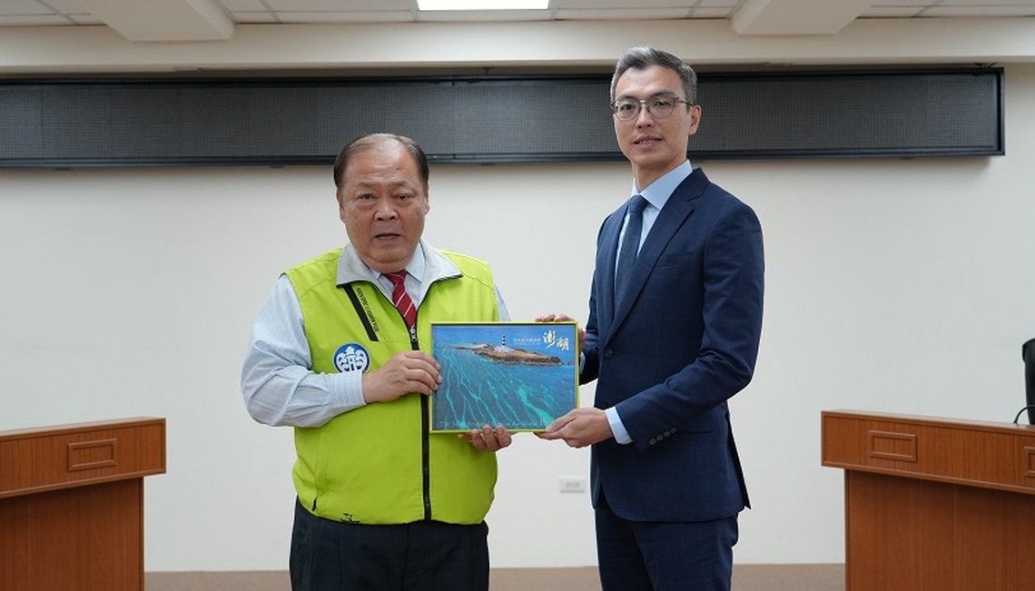 澎湖地檢署主任檢察官詹騏瑋調職 陳光復頒發榮譽縣民證
