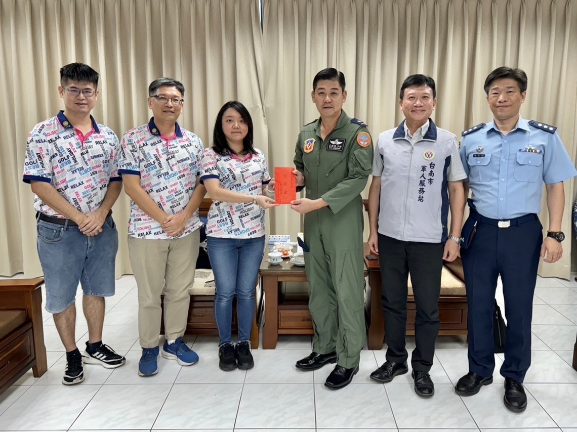 臺南市億載扶輪社秋節前夕敬軍慰問空軍第一聯隊官兵