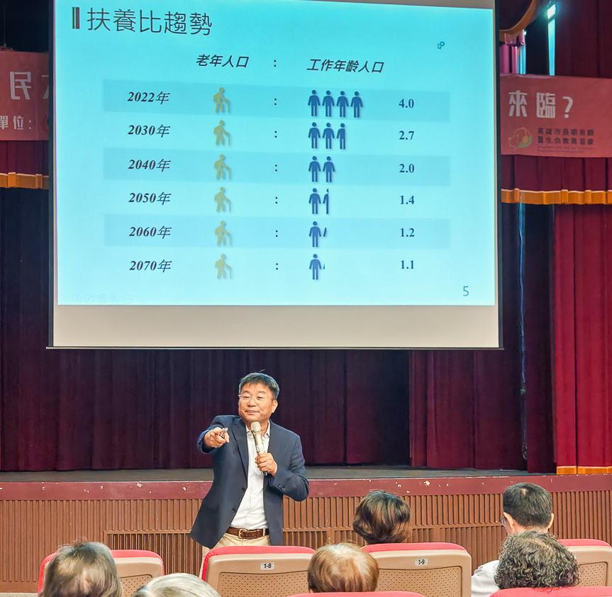 ▲市議員鄭光峰談長照吸引超過300人聆聽。(圖/南鎮天然氣公司提供)
