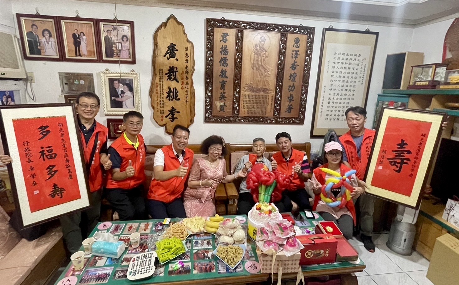 ▲彰化縣榮民胡亮晉升百歲人瑞,彰化縣榮民服務處揪團辦理慶生派,齊唱生日快樂歌予以祝福,氣氛溫馨熱鬧。(記者張溎壕攝)