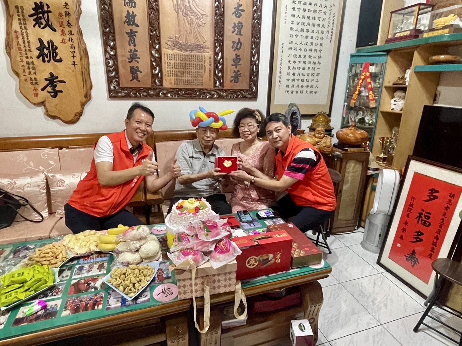 ▲彰化縣榮民胡亮晉升百歲人瑞，彰化縣榮民服務處揪團辦理慶生派，齊唱生日快樂歌予以祝福，氣氛溫馨熱鬧。（記者張溎壕攝）