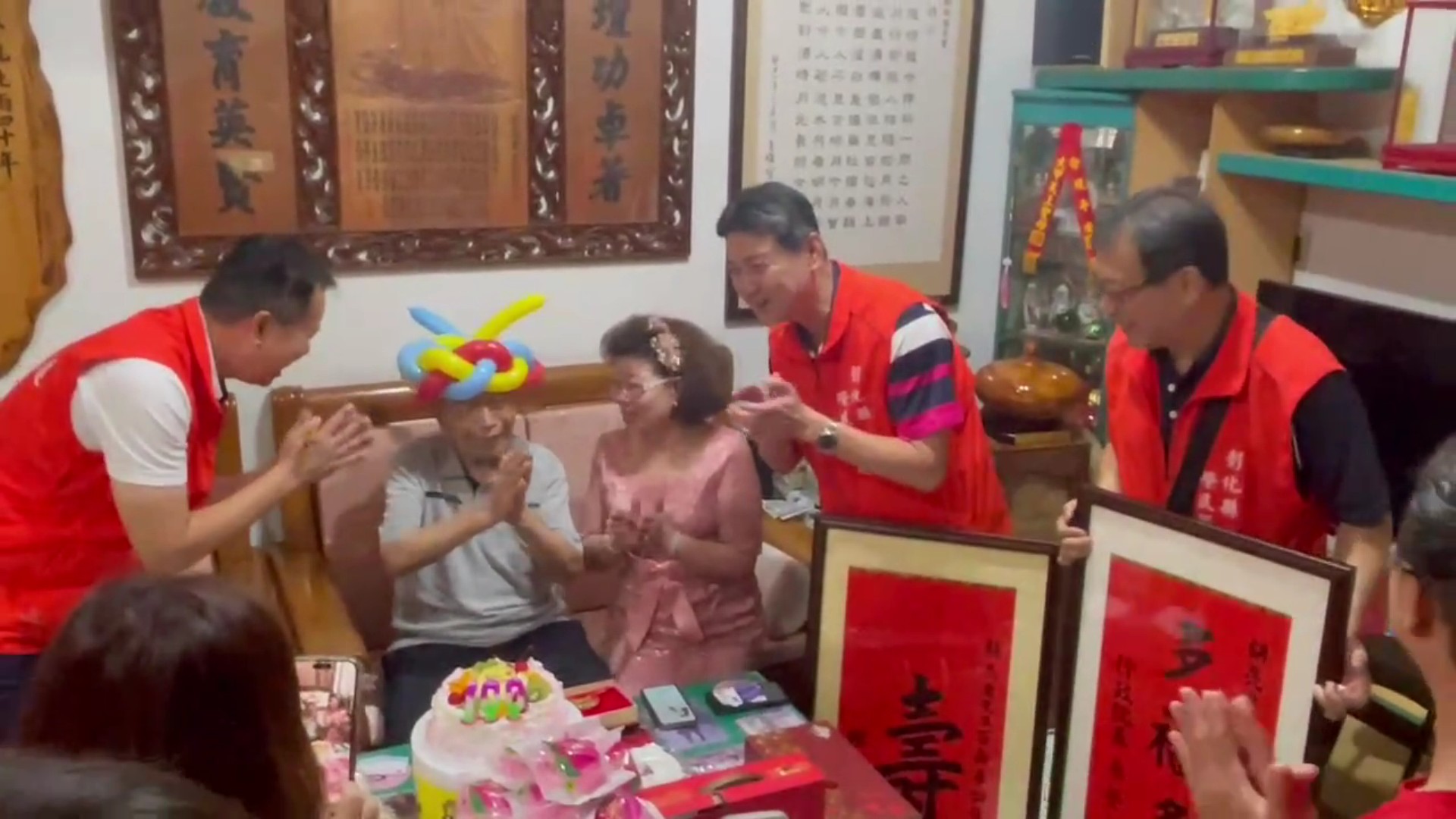 ▲彰化縣榮民胡亮晉升百歲人瑞，彰化縣榮民服務處揪團辦理慶生派，齊唱生日快樂歌予以祝福，氣氛溫馨熱鬧。（記者張溎壕攝）