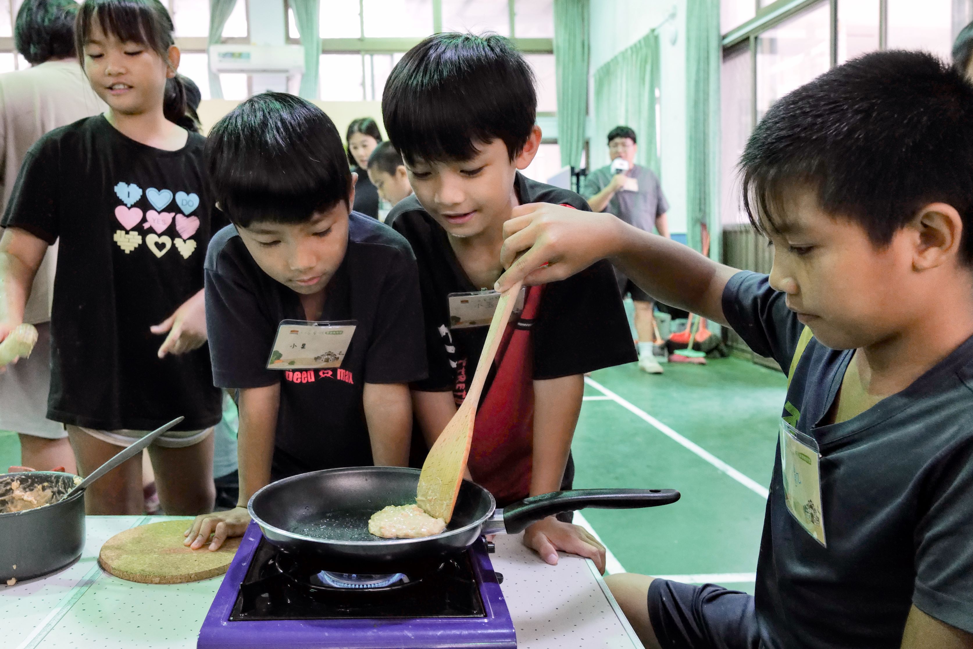佳格以愛灌溉營養教育營帶領博幼學童動手做健康營養的一餐