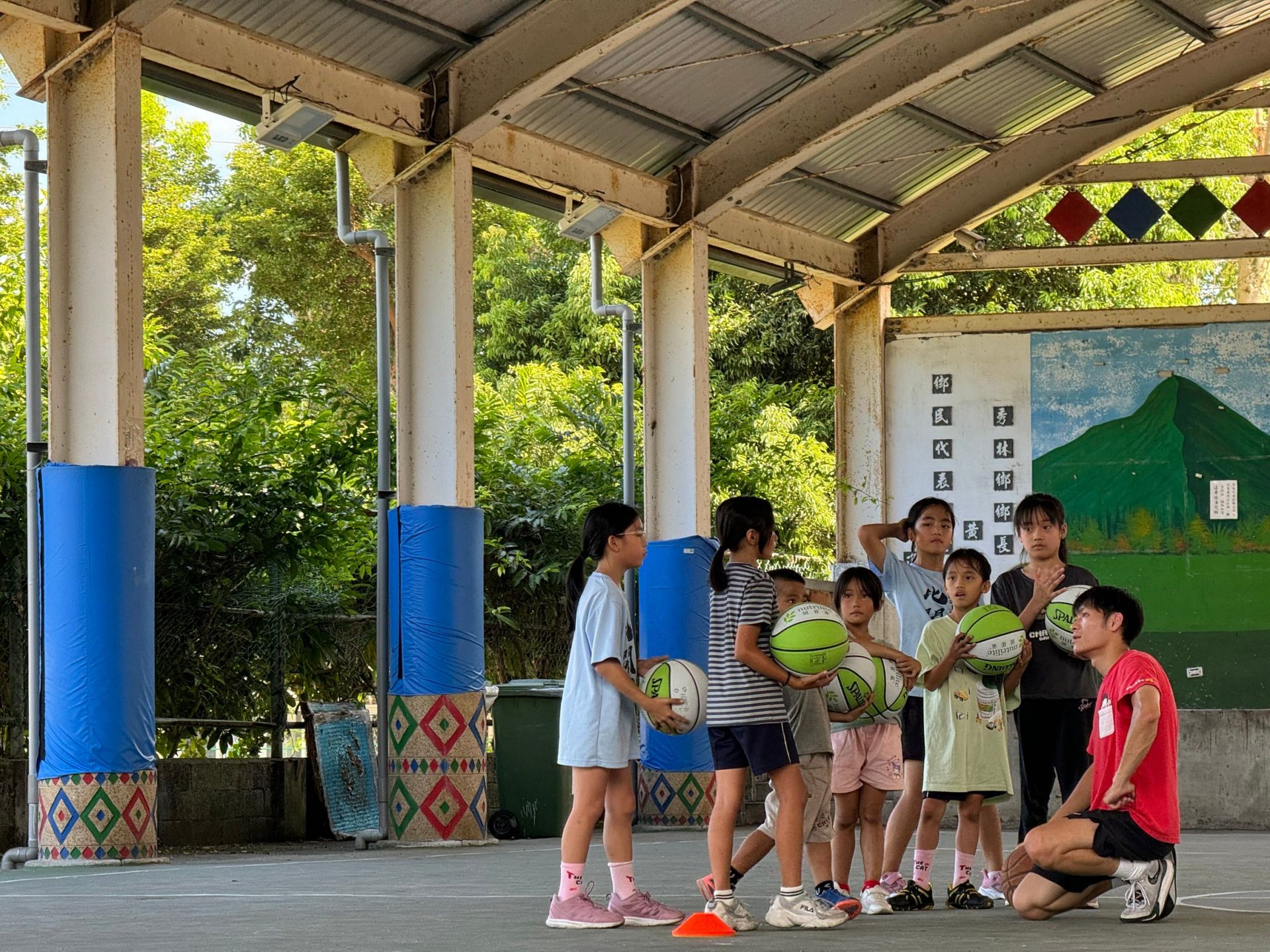 孩子們主動詢問社工如何基本姿勢如何調整