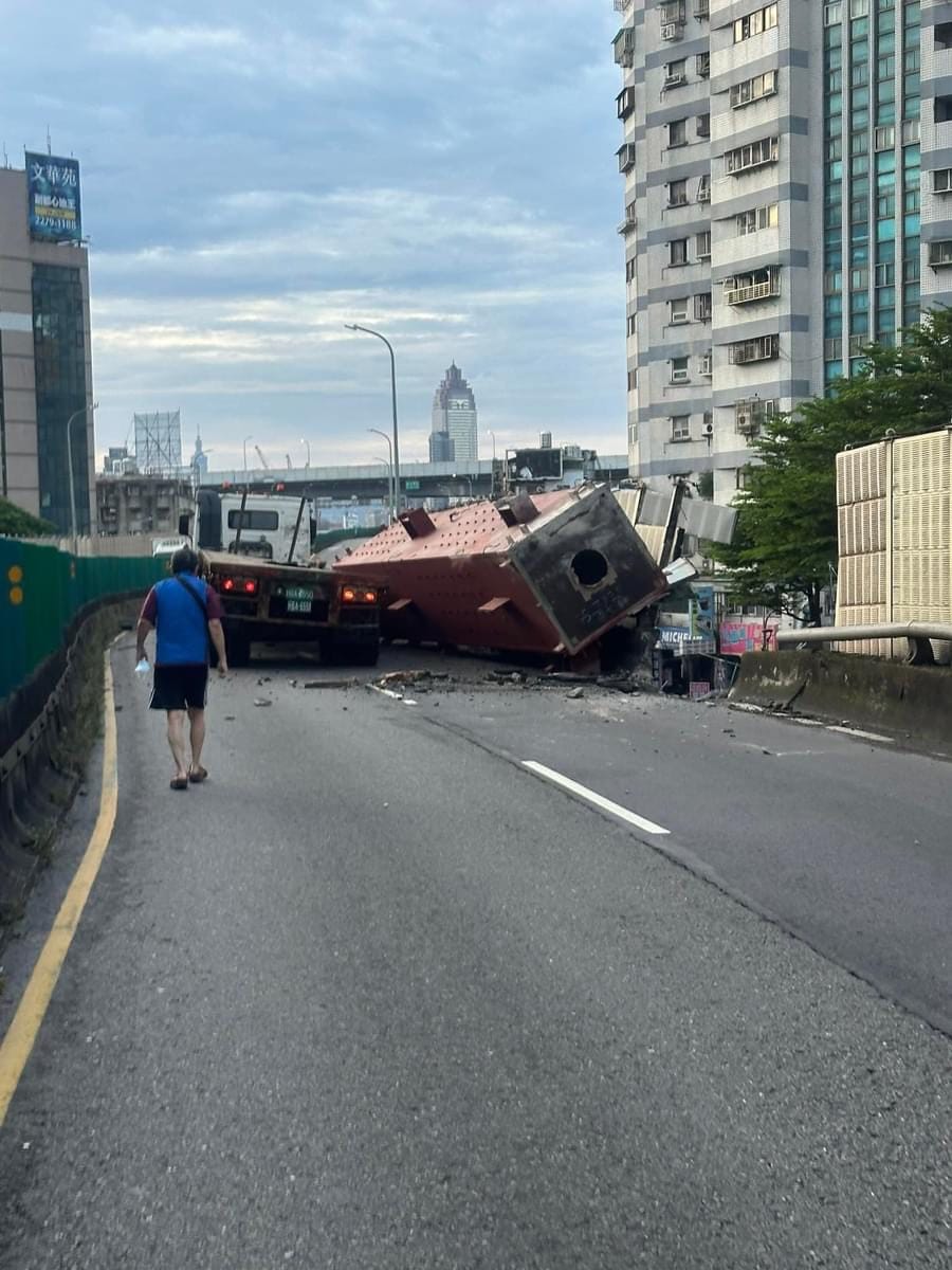 聯結車撞破護欄 鋼梁掉落 新北忠孝橋一度封閉 幸無人員傷亡