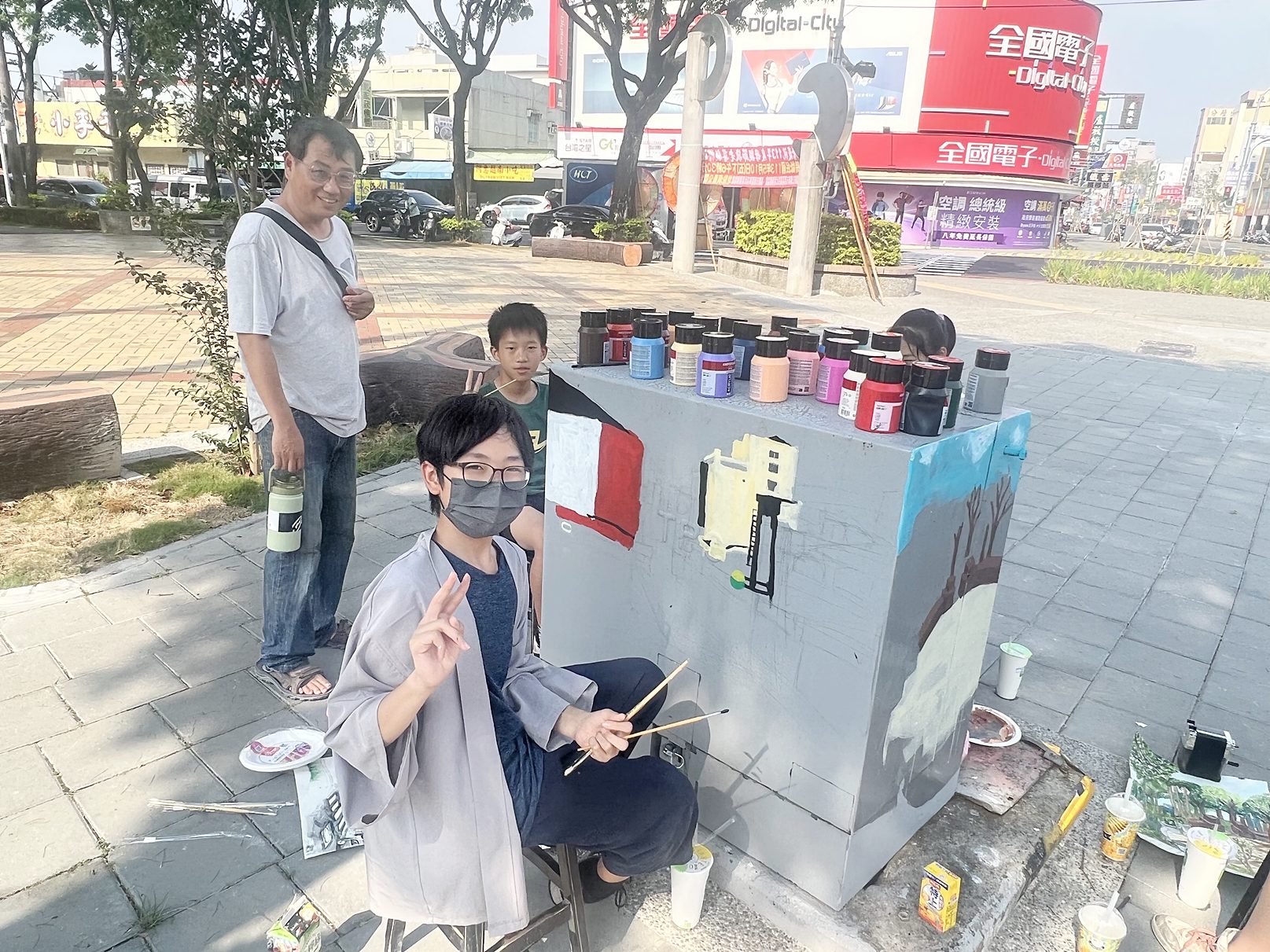 嘉義市興業西路提供舒適人行空間 大同國小學童創作美化電箱