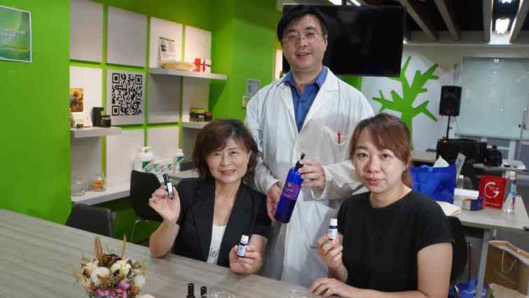 ▲資深芳療師示範如何調香。（記者林明佑翻攝）