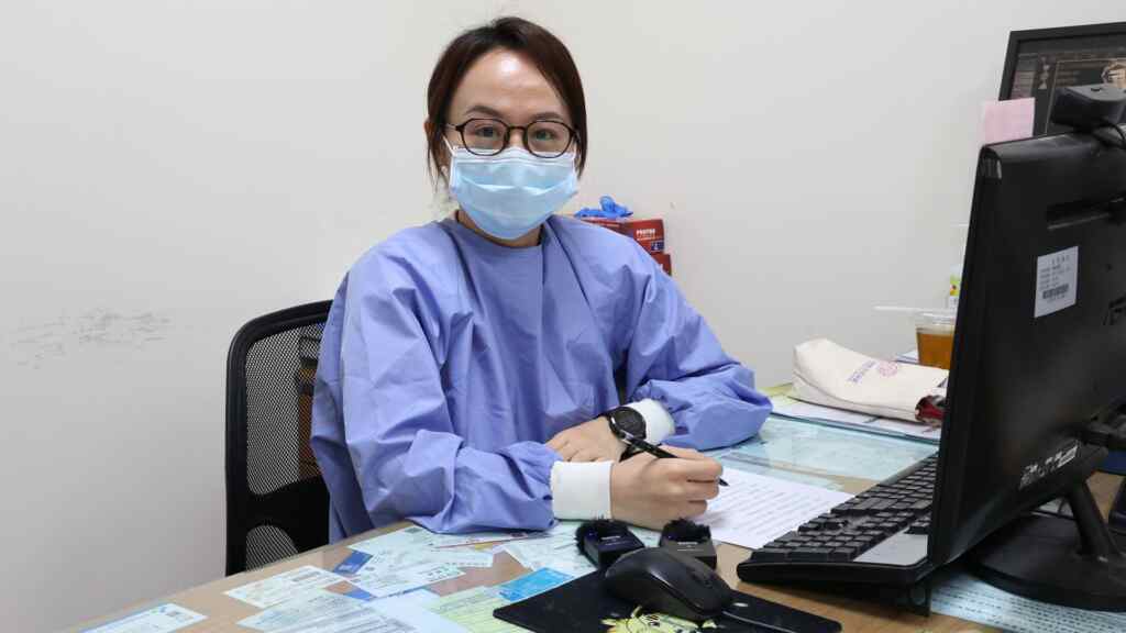 ▲員榮醫療體系員榮醫院神經內科陳彥秀指出,老人家 步態不穩、常跌倒、反應變鈍、尿失禁等,常被誤以為是老化,有可能是水腦症的情況,要儘快到神經內科檢查。(記者林明佑翻攝)