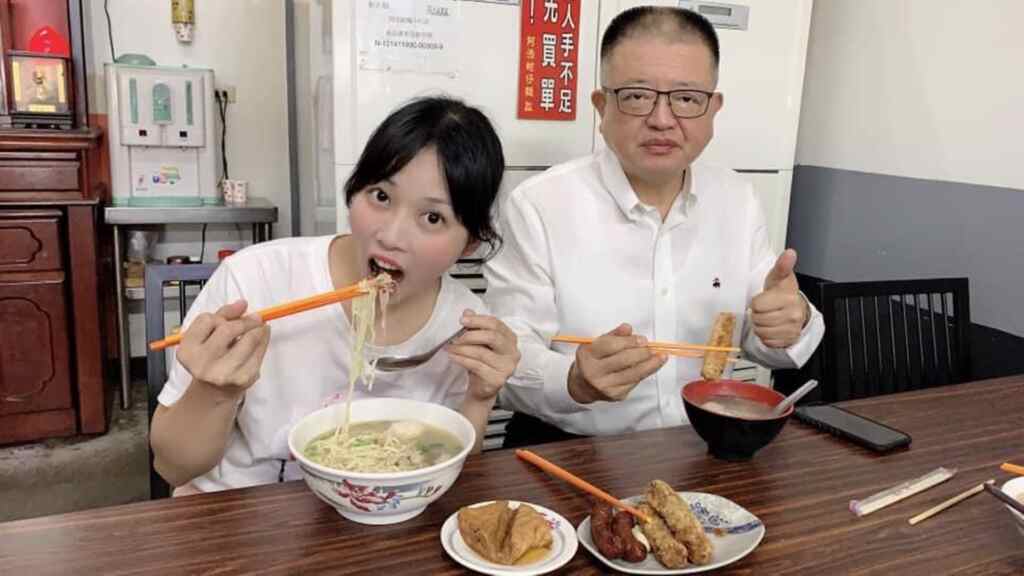 ▲彰化市的阿添蛤仔麵榮獲最高「3碗」殊榮,議員温芝樺強調阿添蛤仔麵真材實料。(記者林明佑翻攝)